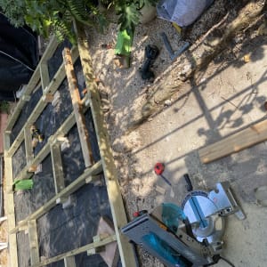 מסגרת עץ בבנייה עם כלי עבודה בגינה