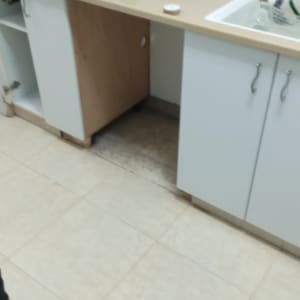 מקדחה על השיש ליד כיריים במטבח