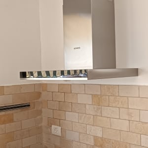 כיריים וקולט אדים במטבח מודרני