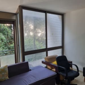 חלון מלוכלך עם סימני לכלוך ואבק