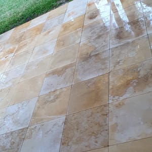 רצפה רטובה עם סימני ניקוי