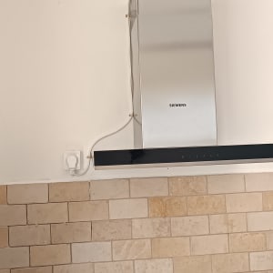 קולט אדים מותקן מעל כיריים במטבח