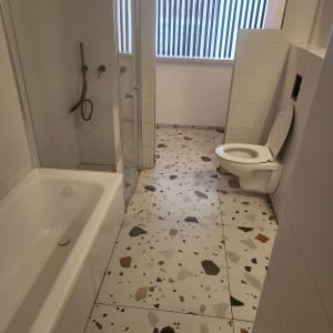 חדר אמבטיה עם אמבטיה, מקלחת ושירותים