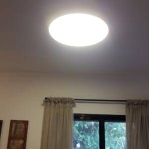 תאורה עגולה מותקנת בתקרה מוארת