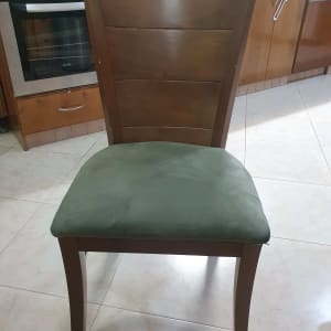 כיסא עץ עם מושב מרופד ירוק