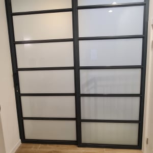 דלתות זכוכית חלבית עם מסגרת מתכת שחורה