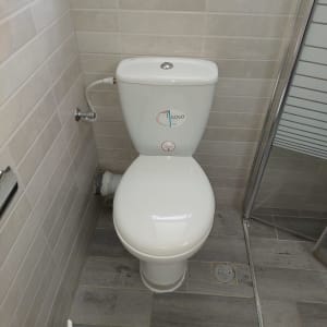 אסלה עם צינור חיבור, דלי ודבק סיליקון