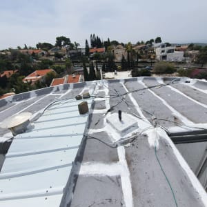 גג עם איטום לבן, יריעות מתכת וחוטים