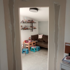 קירות גבס עם טיח סביב פתח דלת