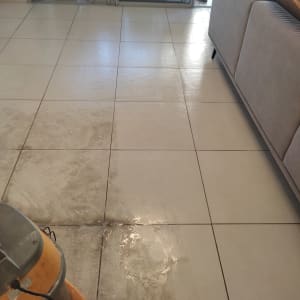 מכונת ניקוי על רצפה עם סבון ומים