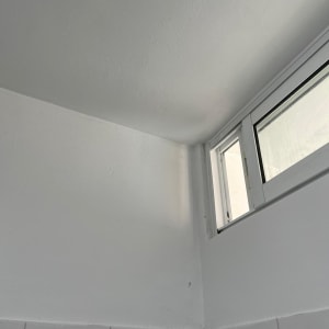 קיר עם חלון קטן, איטום בפינה עליונה