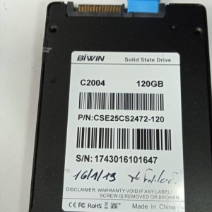 כונן SSD של Biwin עם כבל SATA כחול מחובר
