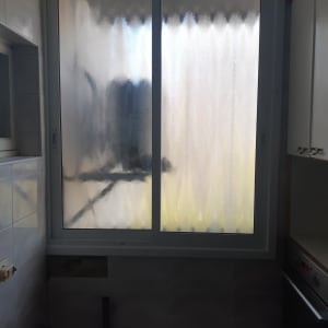 חלון אלומיניום עם זכוכית חלבית במטבח