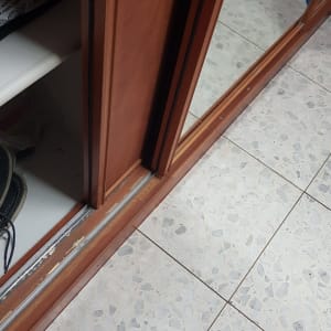 דלת עץ עם מסילה על רצפה מרוצפת