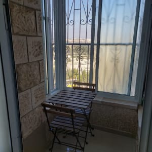 חלונות אלומיניום עם מסגרת מתכת במרפסת