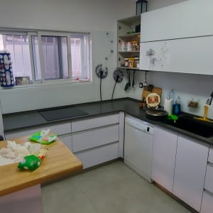 חלון זכוכית במטבח עם מסגרת לבנה