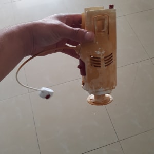 יד מחזיקה כלי עבודה עם כבל חשמלי