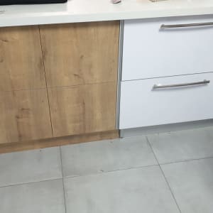 ארונות מטבח מעץ ולבן עם ידיות מתכת