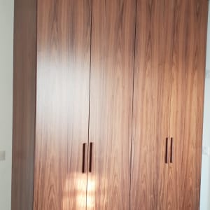 ארון עץ עם דלתות ומוטות ידית