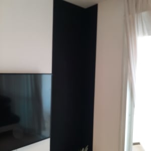 קיר צבוע בשחור ליד טלוויזיה תלויה