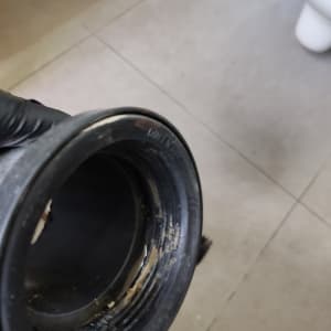 צינור שחור עם חיבורי הברגה ביד כפפה