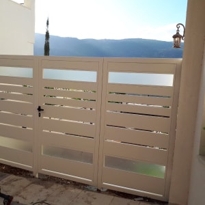 שער מתכת לבן עם פסים אופקיים