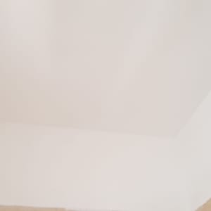 תקרה וקירות צבועים בלבן עם פתח אוורור