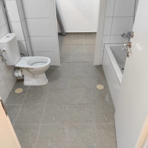 שירותים ואמבטיה נקיים עם רצפה מבריקה