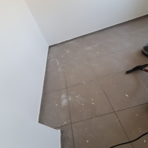 רצפה מלוכלכת עם שאריות צבע ואבק