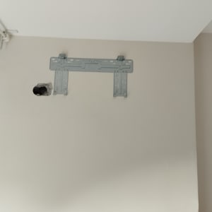 תושבת מתכת לקיר עם חור להתקנת מזגן