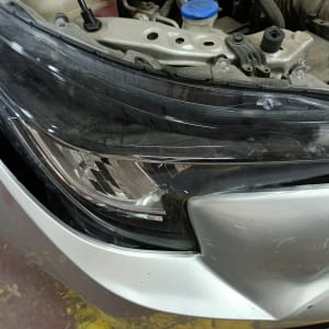 פנס קדמי של רכב עם מכסה מנוע פתוח