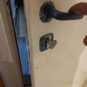 ידית ודלת עם מנעול ישן