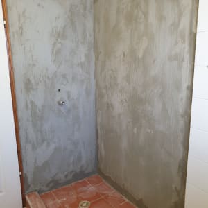 קיר מטויח ורצפת אריחים בשיפוץ חדר אמבטיה