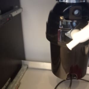 מתקן טוחן אשפה מתחת לכיור במטבח