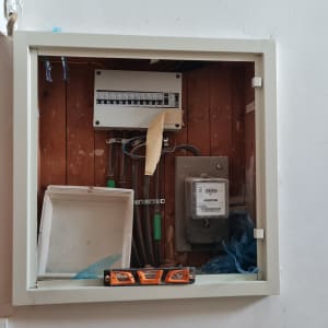 לוח חשמל עם מפסקים ומד חשמל