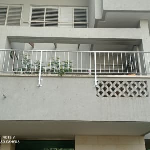 מעקה מתכת לבן על מרפסת בניין