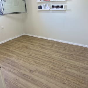 רצפת פרקט עץ בהירה בחדר ריק עם מדפים