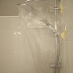 סולם ויריעת פלסטיק לכיסוי בזמן צביעה