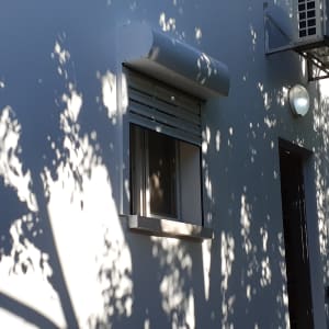 חלון עם תריס אלומיניום על קיר חיצוני