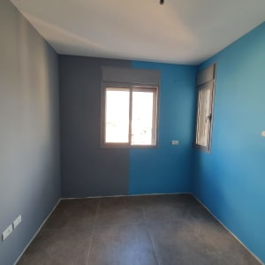חדר צבוע בשני גוונים של כחול ואפור