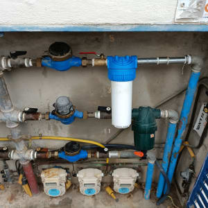 צנרת מים עם ברזים ומד מים כחול