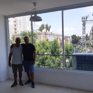 חלון אלומיניום גדול עם נוף חיצוני