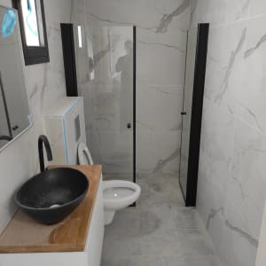 כיור שחור עם כתמי אבק על משטח עץ