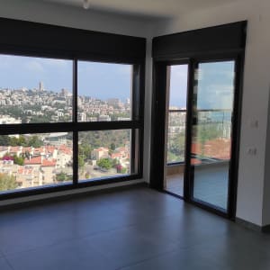 חלונות גדולים נקיים עם נוף לעיר