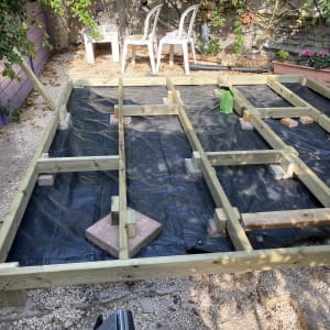 מסגרת עץ על יריעת פלסטיק בגינה