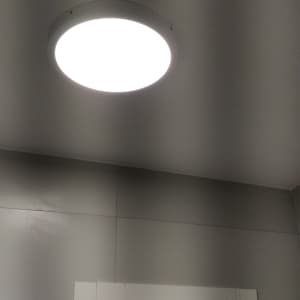 תאורה עגולה מותקנת בתקרה מעל דלת