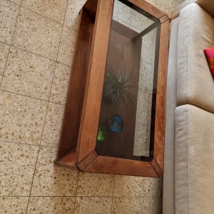 שולחן עץ עם משטח זכוכית שקופה