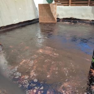 גג אטום בזפת עם יריעות בד להגנה