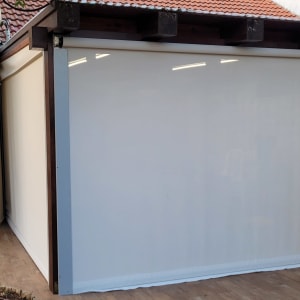 סוכך לבן סגור על מבנה עץ עם גג רעפים