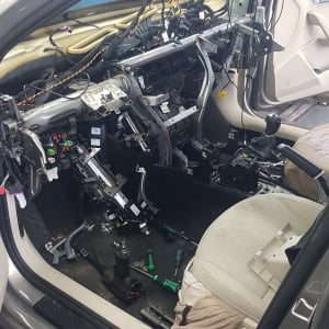 פנים רכב מפורק עם חוטים וכלים חשמליים